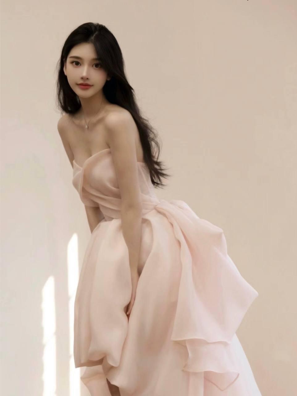 竹叶青在玻璃杯中直立，如长沙人的风骨